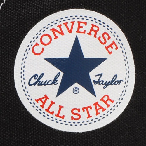 ブランドを代表するアイコンであるALL STARは、誕生以来、普遍的なデザインによって世代を超えて支持されてきた存在。