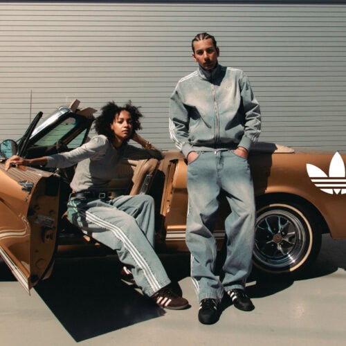 atmos(アトモス)が提案する、デニムで再構築されたadidas Originals(アディダス オリジナルス)の名作トラックスーツ別注作が登場。ヴィンテージの風合いを纏った鮮やかなライトブルーの「DENIM FIREBIRD」。