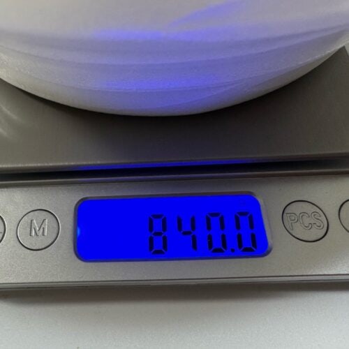 重さを測ってみるとなんと840g！？
