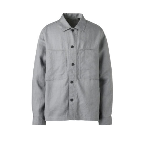 メンズ のシャツジャケットは、ワークウェアにインスピレーションを得た軽やかな着心地が魅力。シンプルなワイドテーパードシルエットのリネンパンツは、デザイン性と快適な履き心地を両立する。