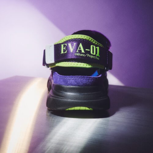 さらに、機体名をプリントしたスペシャルな踵ストラップでアレンジ。テープエンドパーツと金具フックには蓄光素材を採用し、暗闇でほのかに光るギミックが『エヴァンゲリオン』の世界観を表現する。