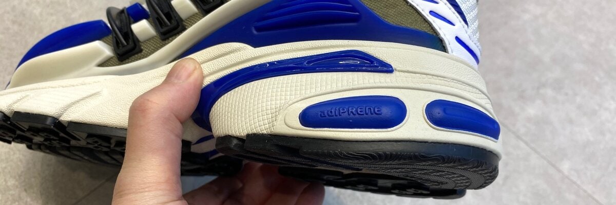 Pharrell Williams × adidas（ファレル・ウィリアムス × アディダス）のジェリーフィッシュ "チームロイヤルブルー"