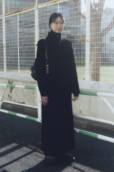 【スナップ】モードなアイテム選びとカラー選びに、ストレートなラインを意識して