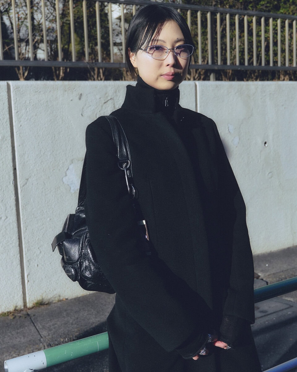 【スナップ】モードなアイテム選びとカラー選びに、ストレートなラインを意識して