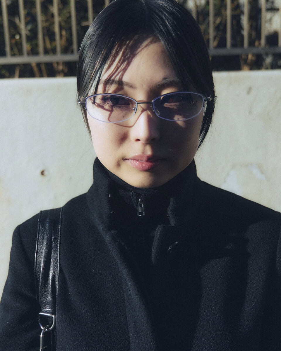 【スナップ】モードなアイテム選びとカラー選びに、ストレートなラインを意識して