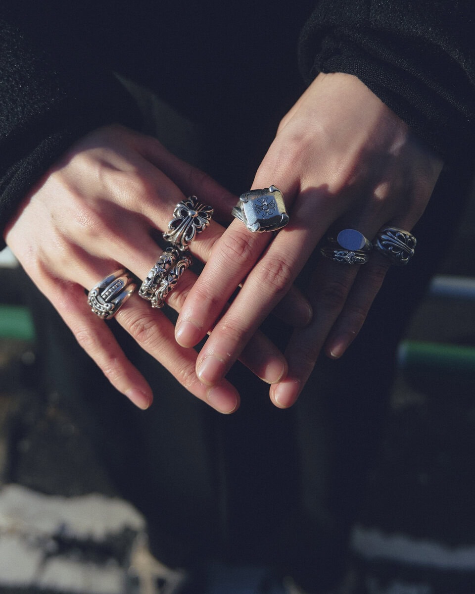 【スナップ】モードなアイテム選びとカラー選びに、ストレートなラインを意識して