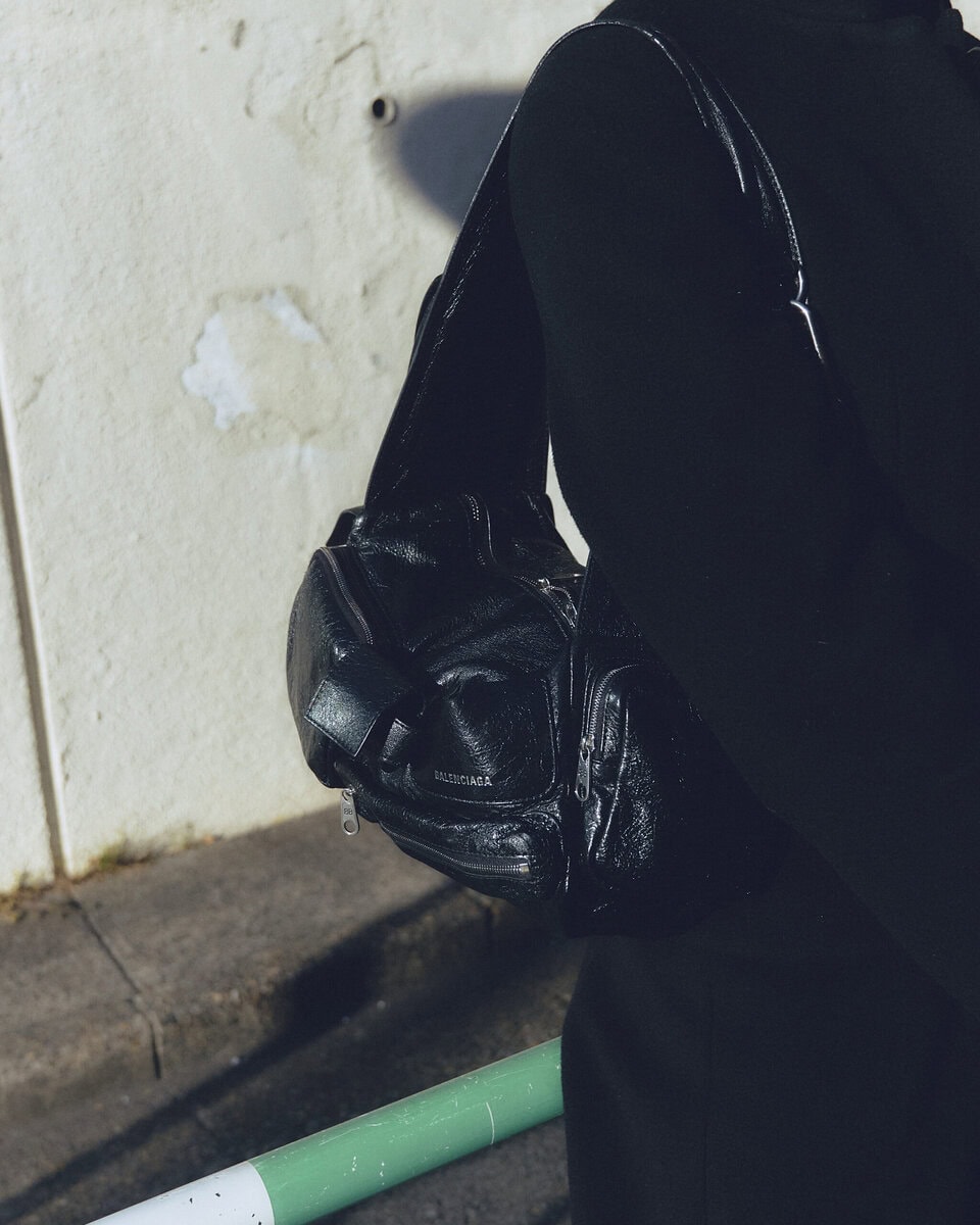 【スナップ】モードなアイテム選びとカラー選びに、ストレートなラインを意識して