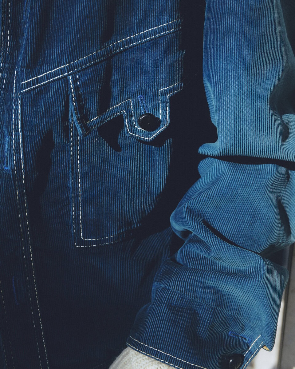 【スナップ】主張の強すぎない挿し色を随所に効かせた上級者コーデ