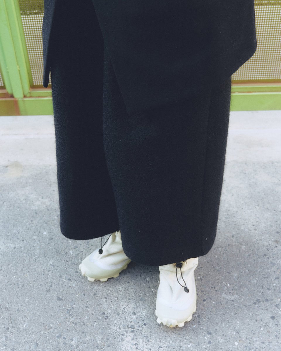 【スナップ】モードライクに黒でまとめて足元のみ色みを入れる