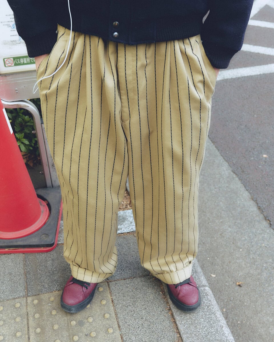 【スナップ】天気がいい日は明るいカラーを足元に入れるというライフハック