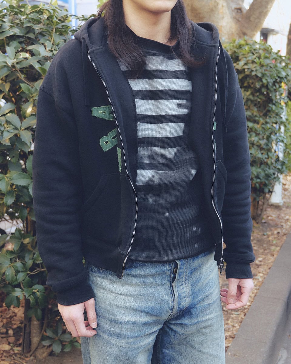 【スナップ】ブレインデッドのジップフーディ―とデニムパンツを「スタイリッシュに」