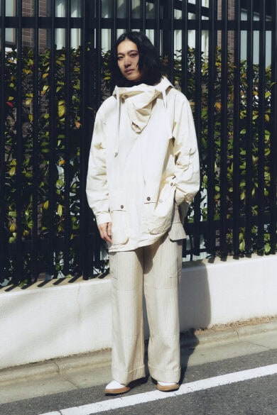 【スナップ】白ワントーンで揃えながら、スラックスで“わずかに”柄を演出