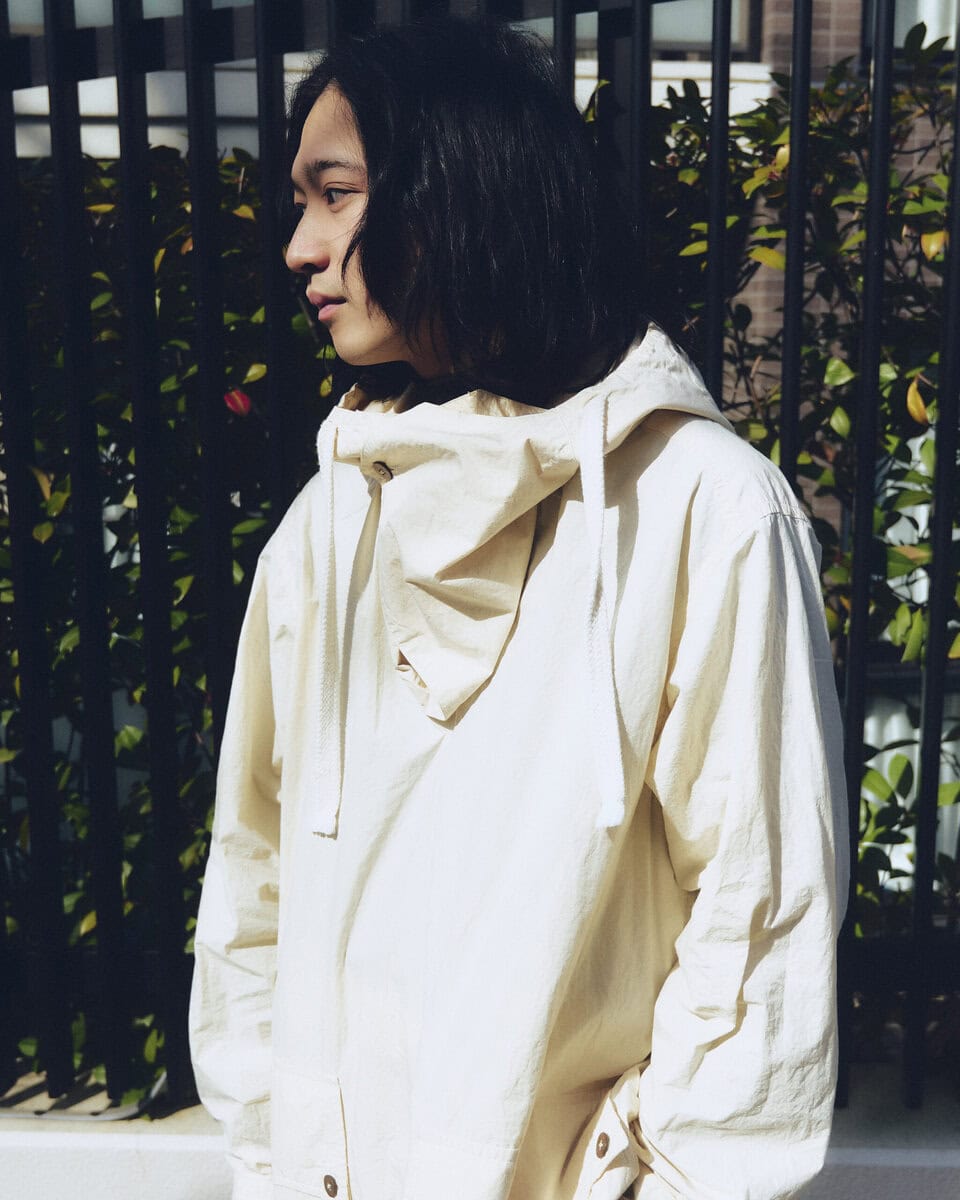 【スナップ】白ワントーンで揃えながら、スラックスで“わずかに”柄を演出