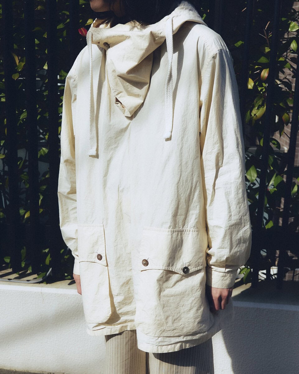 【スナップ】白ワントーンで揃えながら、スラックスで“わずかに”柄を演出