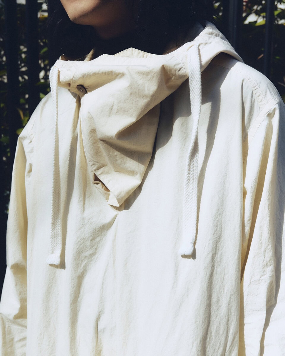 【スナップ】白ワントーンで揃えながら、スラックスで“わずかに”柄を演出