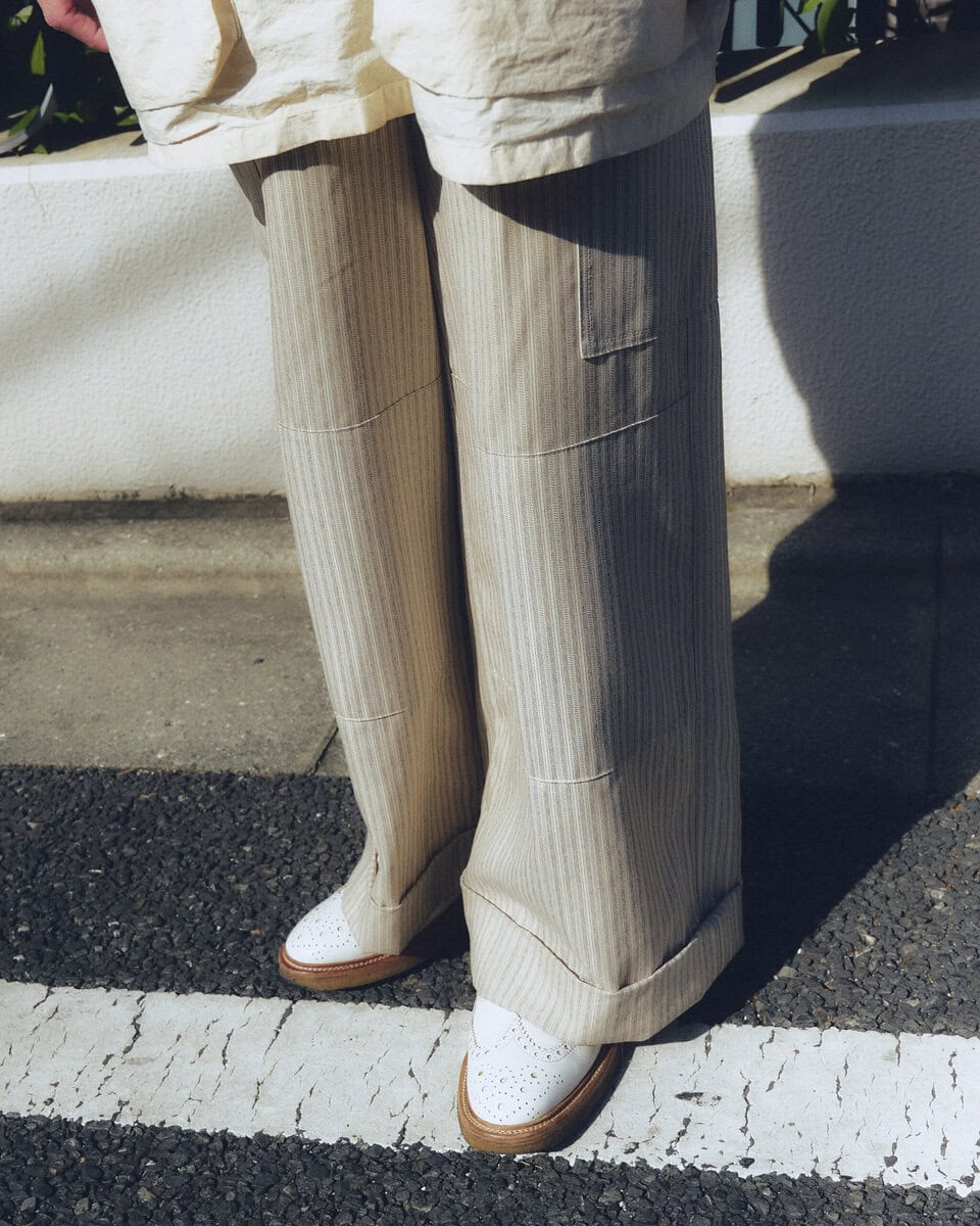 【スナップ】白ワントーンで揃えながら、スラックスで“わずかに”柄を演出