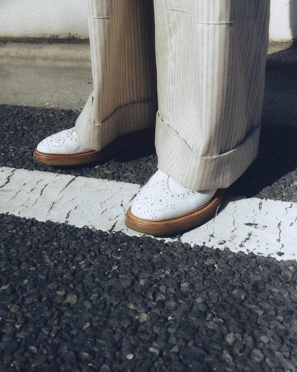 【スナップ】白ワントーンで揃えながら、スラックスで“わずかに”柄を演出