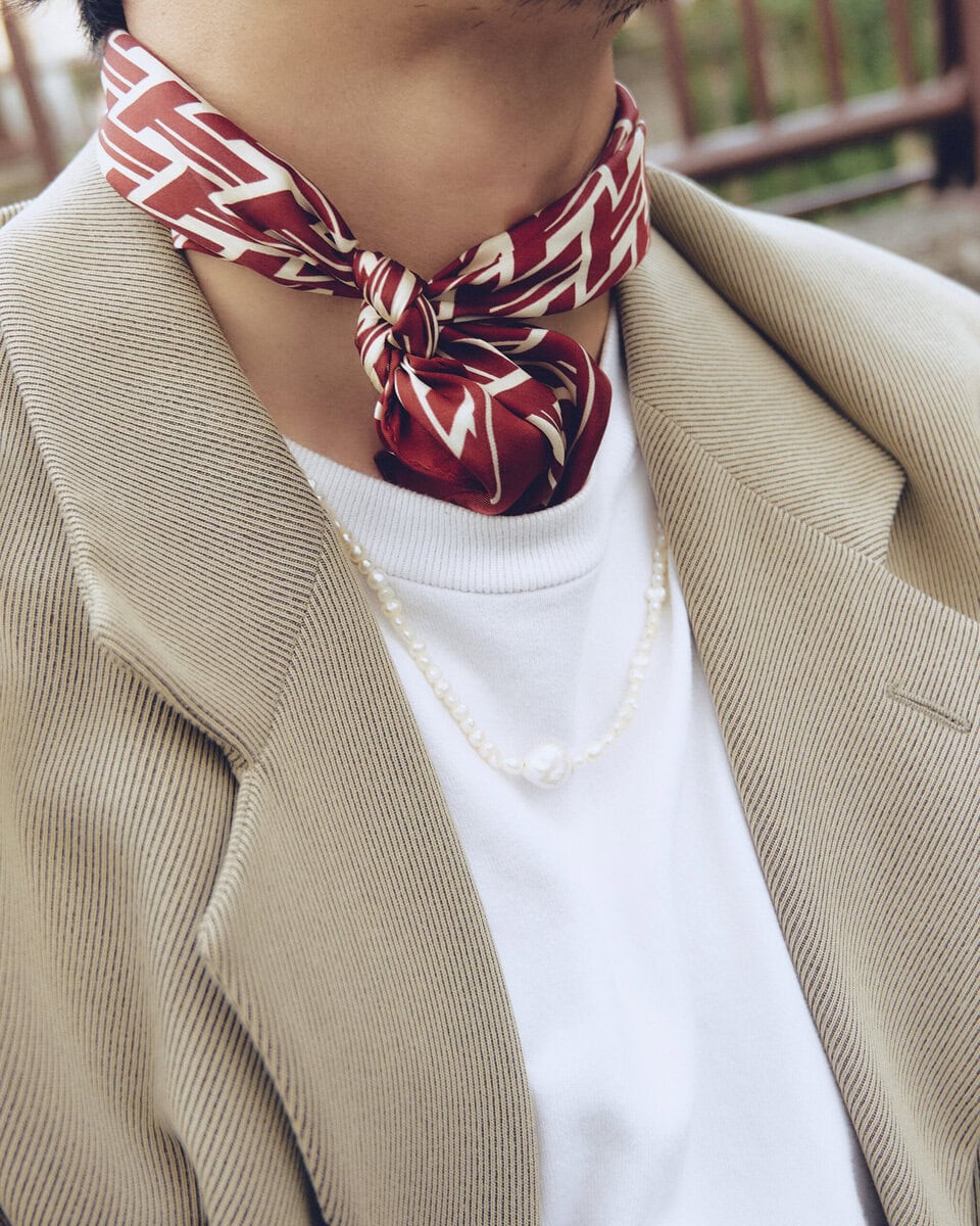 【スナップ】色を合わせたスカーフとシューズをベースにスタイリングを構築