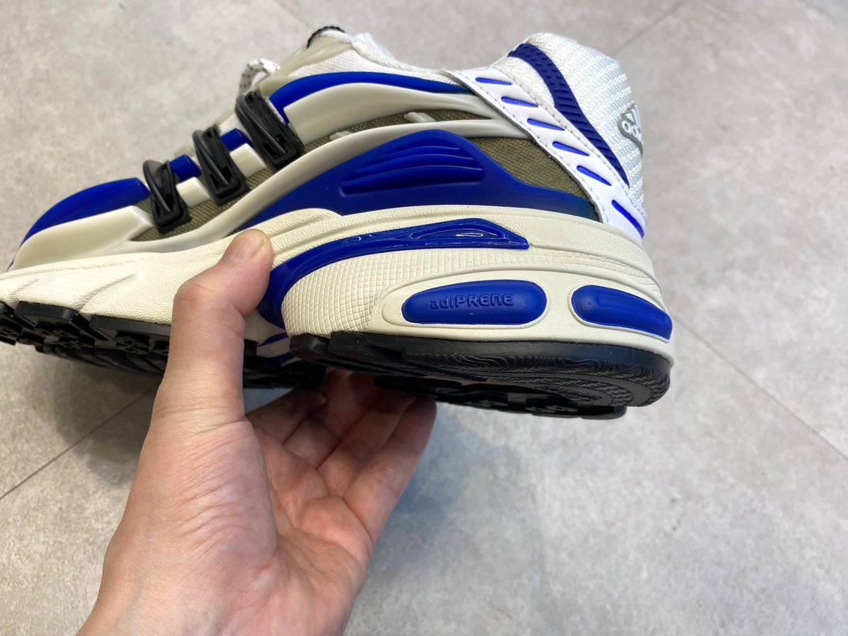 Pharrell Williams × adidas（ファレル・ウィリアムス × アディダス）のジェリーフィッシュ 