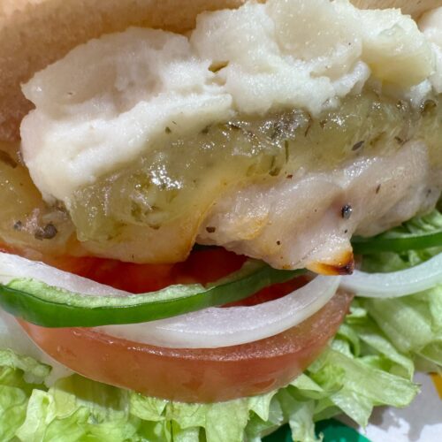 ジューシーなグリルチキンに、北海道産じゃがいも「さやか」を使用したホクホクのポテトサラダを重ねた、ボリューム満点の組み合わせ