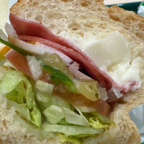 ポテトサラダが加わることでひと口ごとの満足度が格段にアップ！