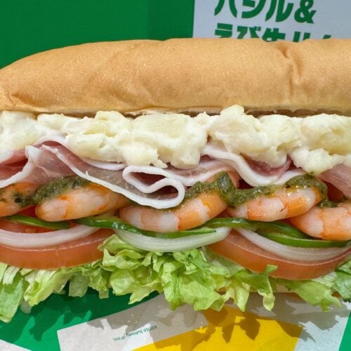 ぷりぷりのエビがやみつきに「バジル＆えび生ハムポテト」