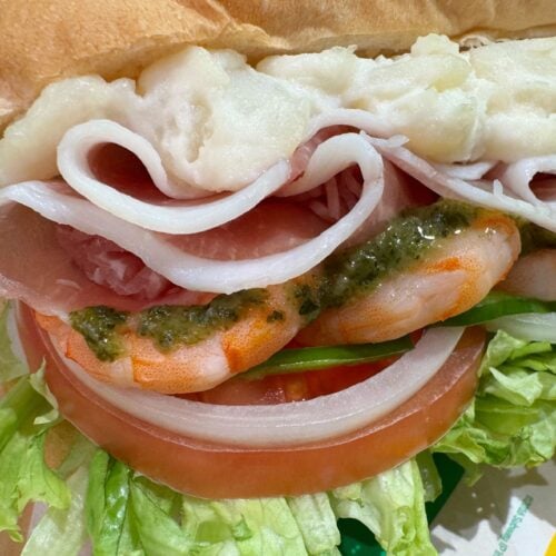 生ハムにぷりぷりのえび、そしてホクホクのポテトサラダが加わった豪華な具材感は、まさに主役級の顔ぶれ！