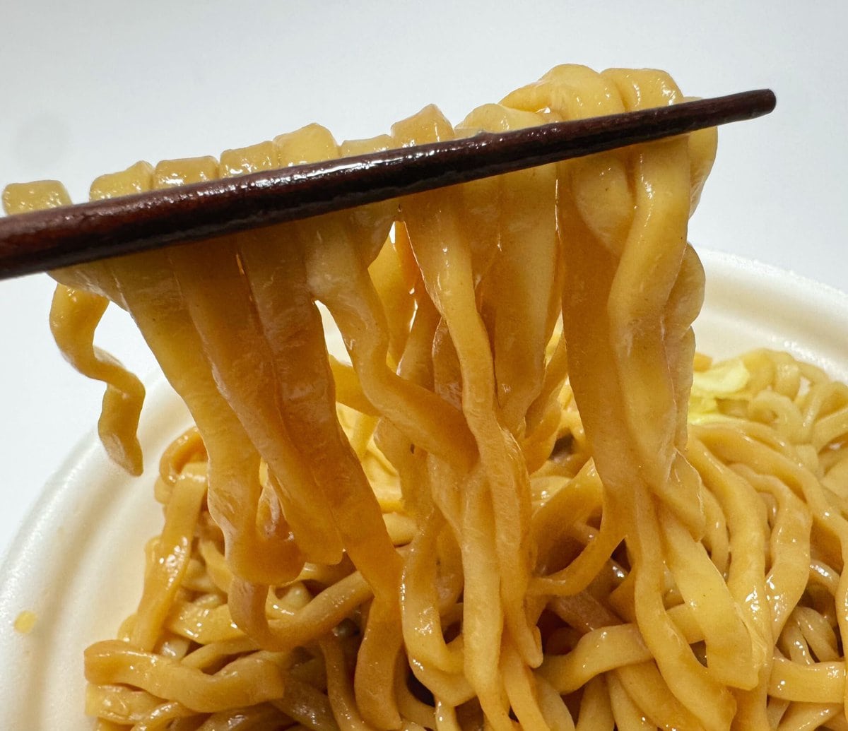 濃厚スープがよく絡むワシワシ麵