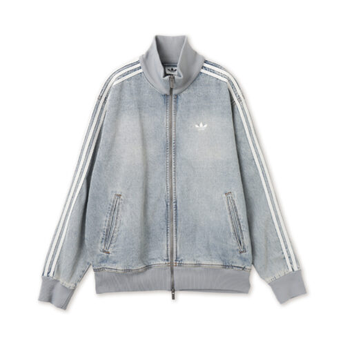 今回の別注は、adidas Originalsのアパレルにおいて約5年ぶりとなるもの。長年ストリートシーンで愛され続けてきたクラシックなトラックスーツを、「atmos」独自の視点で再構築している。