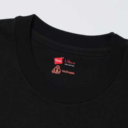 襟ネームと裾部分にはロゴデザインをあしらい、パッケージにはvaultroomのオリジナルキャラクター「ボルトくん」を採用。Tシャツから飛び出してきたようなキャッチーなアートワークにより、コレクター心をくすぐるデザインに仕上げている。