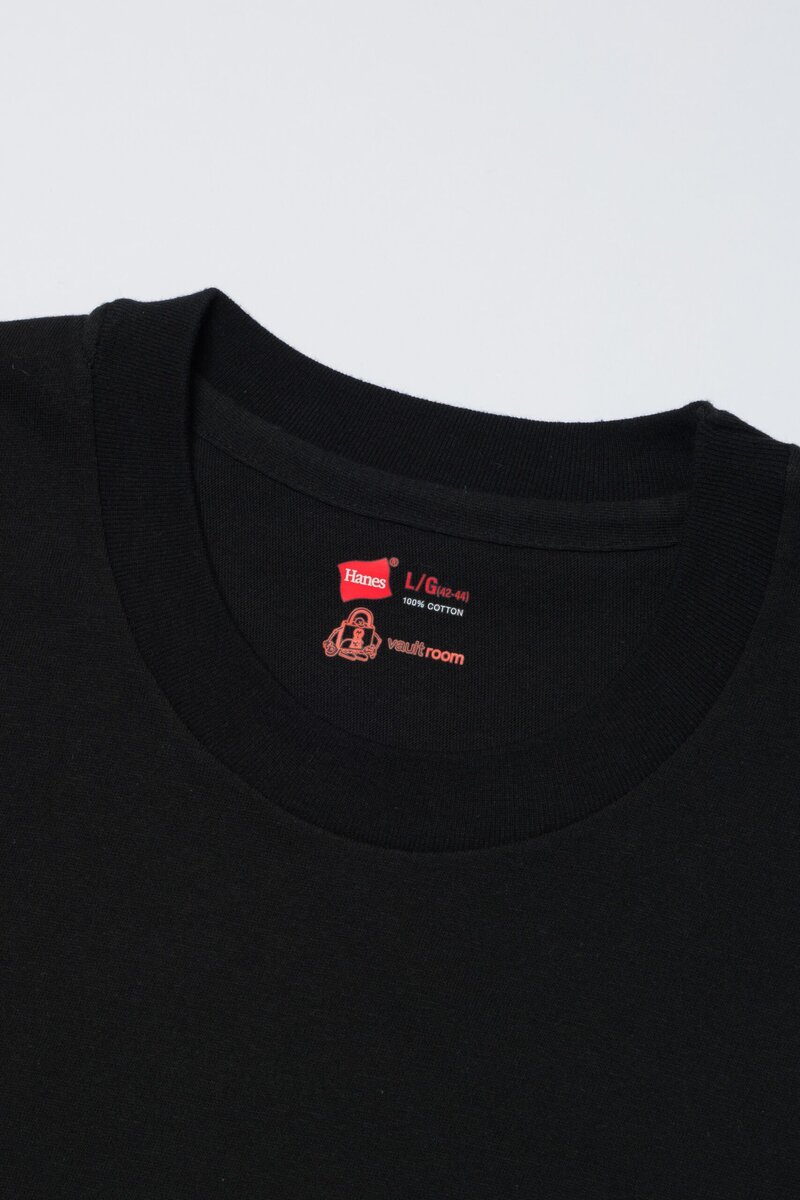 襟ネームと裾部分にはロゴデザインをあしらい、パッケージにはvaultroomのオリジナルキャラクター「ボルトくん」を採用。Tシャツから飛び出してきたようなキャッチーなアートワークにより、コレクター心をくすぐるデザインに仕上げている。