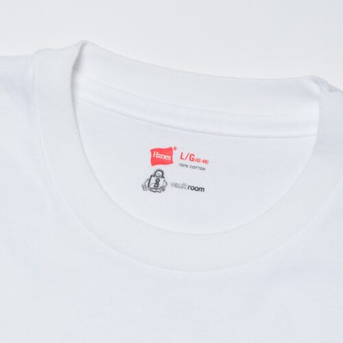 首元にはネームデザインをプリントしたタグレス仕様を採用し、襟ネームの肌当たりを軽減。袖口と裾口には、表から縫い目が目立ちにくいブラインドステッチ仕様を取り入れている。