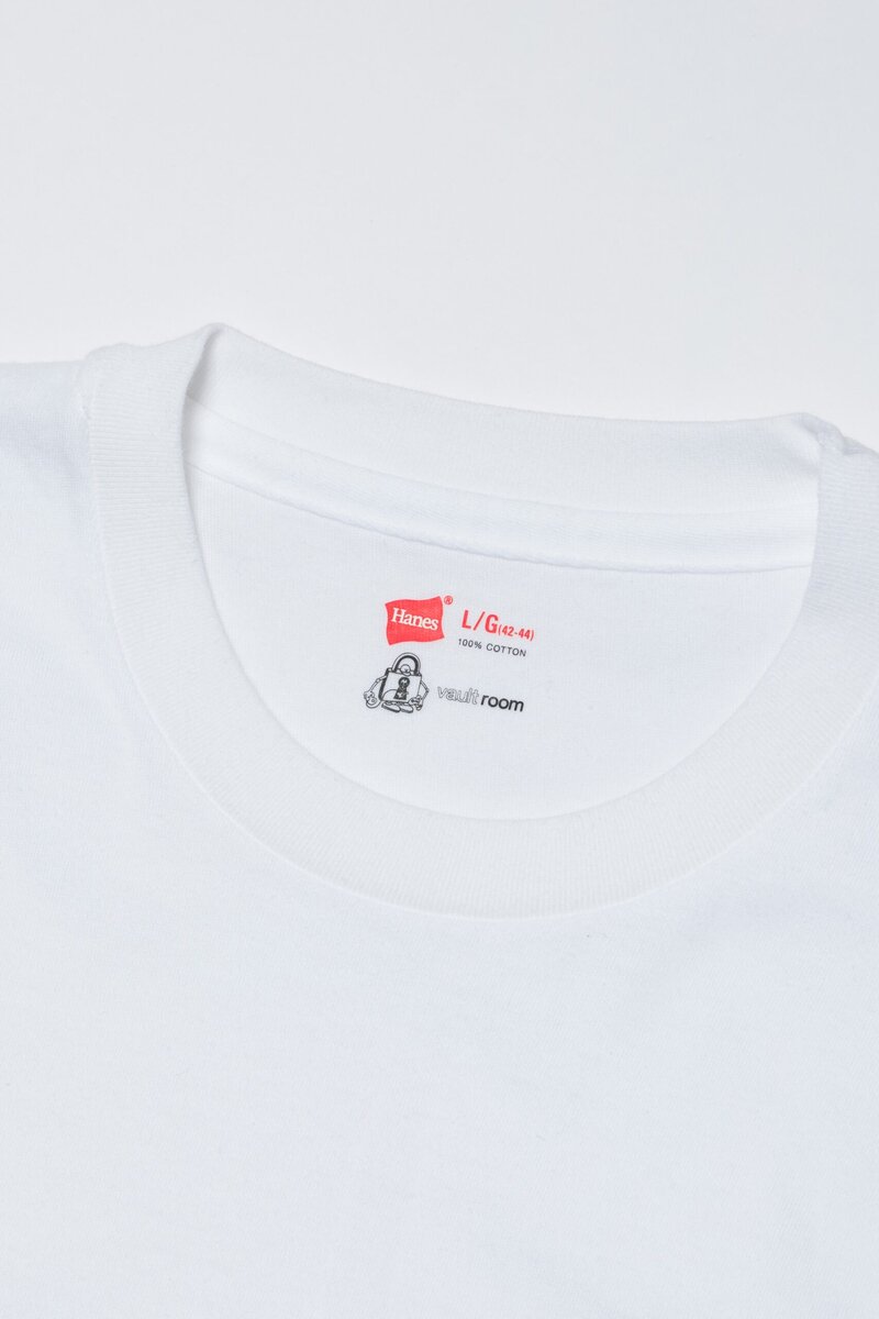 首元にはネームデザインをプリントしたタグレス仕様を採用し、襟ネームの肌当たりを軽減。袖口と裾口には、表から縫い目が目立ちにくいブラインドステッチ仕様を取り入れている。