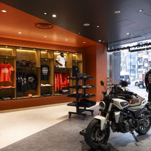 「ハーレーダビッドソン STYLE 新宿」は、バイクに乗っているか、免許を持っているかにかかわらず、日常のコーディネートの中にハーレーダビッドソンを取り入れることで、“あなたらしいスタイル”を表現してほしいという想いから名付けられた店舗。