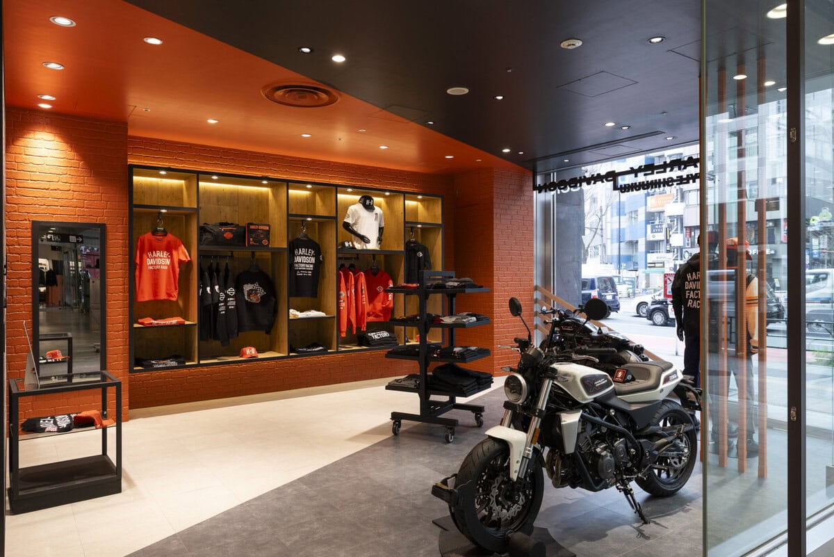 「ハーレーダビッドソン STYLE 新宿」は、バイクに乗っているか、免許を持っているかにかかわらず、日常のコーディネートの中にハーレーダビッドソンを取り入れることで、“あなたらしいスタイル”を表現してほしいという想いから名付けられた店舗。