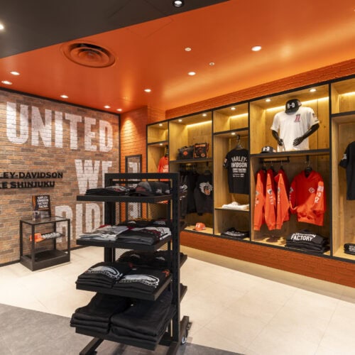 近年は、ライダーかどうかを問わず、ハーレーTシャツなどを日常のコーディネートに取り入れるスタイリングが幅広い世代へと受け入れられている。そうした背景を踏まえ、本店舗はハーレーの価値観を日常に取り入れる入口であると同時に、日本における今後のハーレーダビッドソンのさらなる発展を担う基幹店舗のひとつとして位置づけられている。