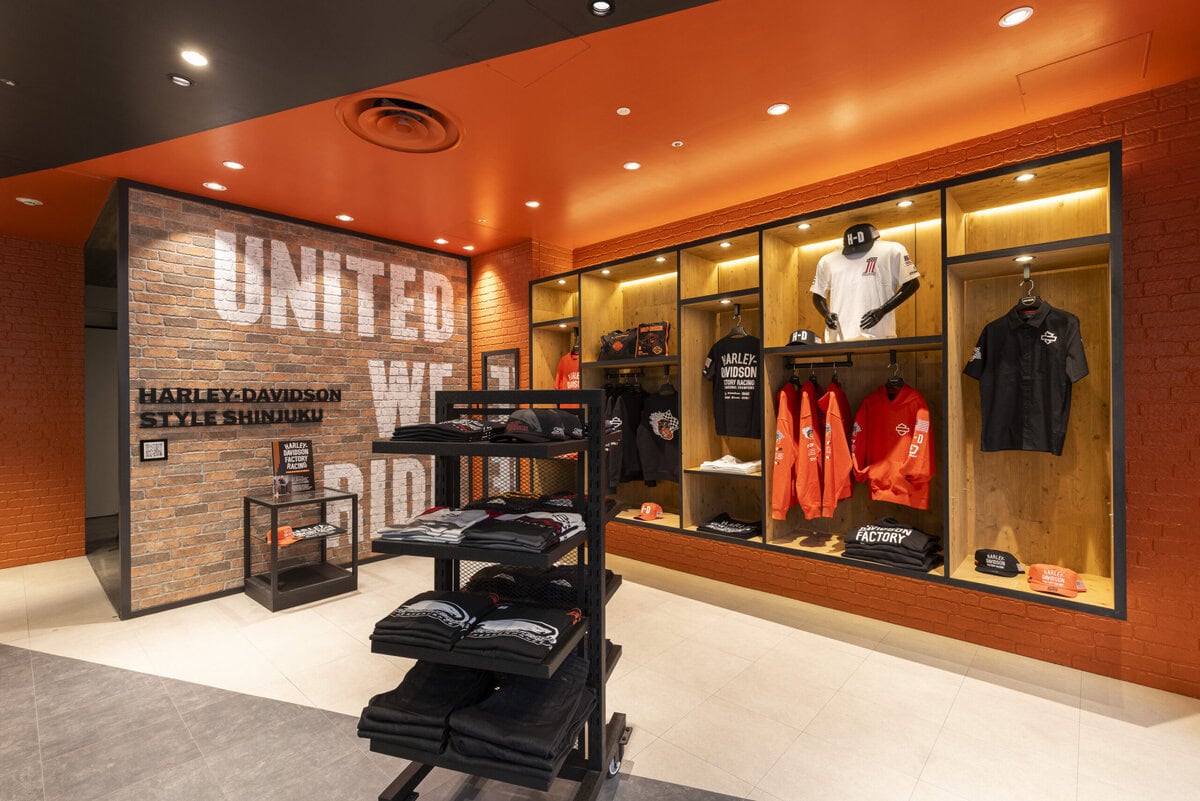 近年は、ライダーかどうかを問わず、ハーレーTシャツなどを日常のコーディネートに取り入れるスタイリングが幅広い世代へと受け入れられている。そうした背景を踏まえ、本店舗はハーレーの価値観を日常に取り入れる入口であると同時に、日本における今後のハーレーダビッドソンのさらなる発展を担う基幹店舗のひとつとして位置づけられている。