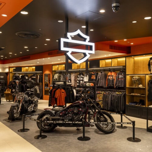 売場面積184.3㎡（55.8坪）の店内には、メンズ・ウィメンズあわせて常時1,000アイテム以上を展開。特にハーレーダビッドソンのアパレル取扱量は国内最大級。