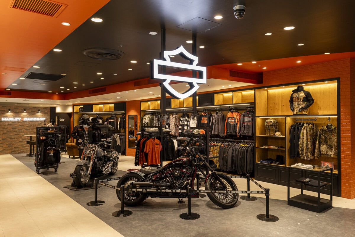 売場面積184.3㎡（55.8坪）の店内には、メンズ・ウィメンズあわせて常時1,000アイテム以上を展開。特にハーレーダビッドソンのアパレル取扱量は国内最大級。