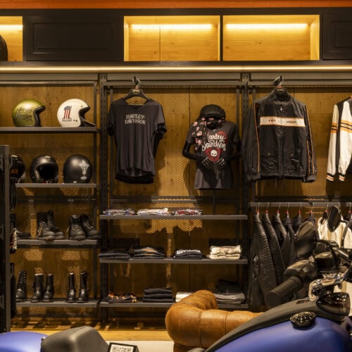 オープンにあたり、ハーレーダビッドソン ジャパン代表の玉木一史氏は、「ハーレーダビッドソンの新たなライフスタイルストアを、多様な価値観と個性が交差する東京・新宿でお披露目できることを嬉しく思う。Tシャツからレザージャケットまで、ハーレーを取り入れた“街着”コーディネートをぜひ楽しんでほしい。自分らしいスタイルを見つけるためのきっかけとなる場所に、この店がなれれば嬉しい」とコメント。