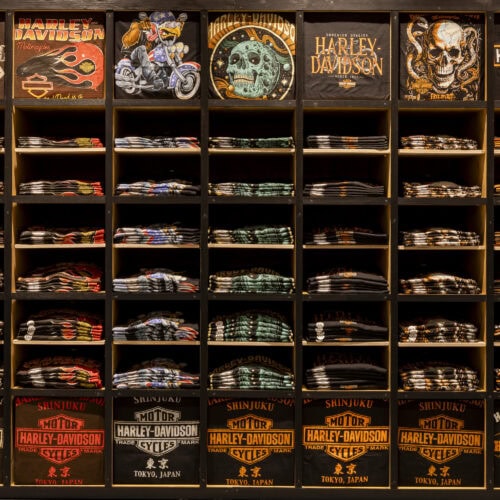 ネオヴィンテージをコンセプトに、ブランドが持つヴィンテージ感を現代的にアレンジしたデザインを採用。ブランドカラーであるオレンジを基調とした店内では、ヘリテージ感のあるブリックタイルのペイントや、什器、アクセントウォールに取り入れたヴィンテージ素材が、現代版アメリカンレトロのエッセンスを感じさせる空間を演出している。