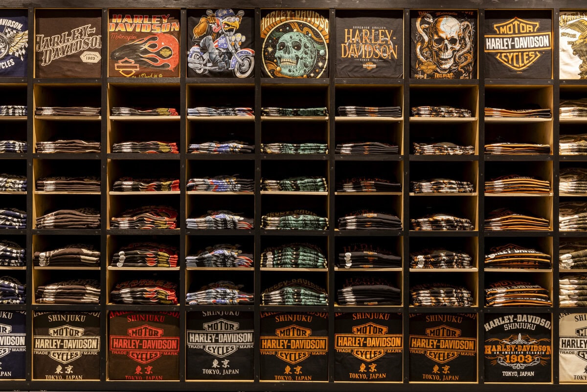 ネオヴィンテージをコンセプトに、ブランドが持つヴィンテージ感を現代的にアレンジしたデザインを採用。ブランドカラーであるオレンジを基調とした店内では、ヘリテージ感のあるブリックタイルのペイントや、什器、アクセントウォールに取り入れたヴィンテージ素材が、現代版アメリカンレトロのエッセンスを感じさせる空間を演出している。