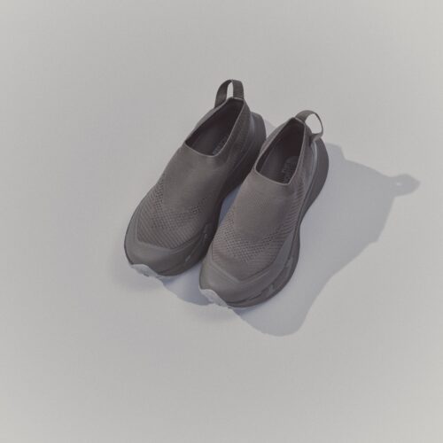 柔軟なニットアッパーが足をやさしく包み込み、VECTIV™のロッカー構造が軽やかな一歩をサポートしている。リラックスした履き心地と歩きやすさのバランスを求める方に向けた一足だ。