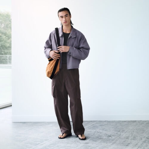 コンパクトな身ごろにゆったりとした袖を組み合わせたコットンブレンドショートブルゾンと、なめらかな素材を生かしたショートブルゾンがラインナップ。どちらも性別を問わずシーズンを通して活躍するアウターに。