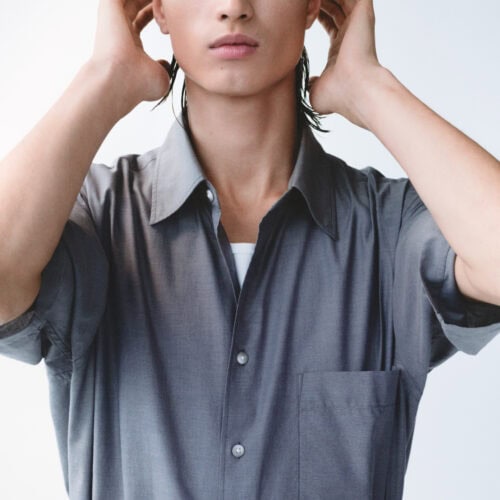 ほのかに透ける、肌に寄り添う素材が快適な着心地を実現。メンズのボクシーシャツは爽やかなコットン 100％素材を使用したリラックスフィット。