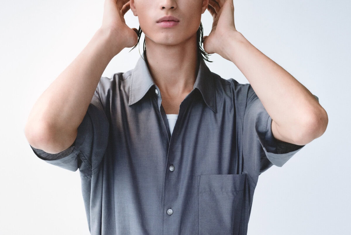 ほのかに透ける、肌に寄り添う素材が快適な着心地を実現。メンズのボクシーシャツは爽やかなコットン 100%素材を使用したリラックスフィット。