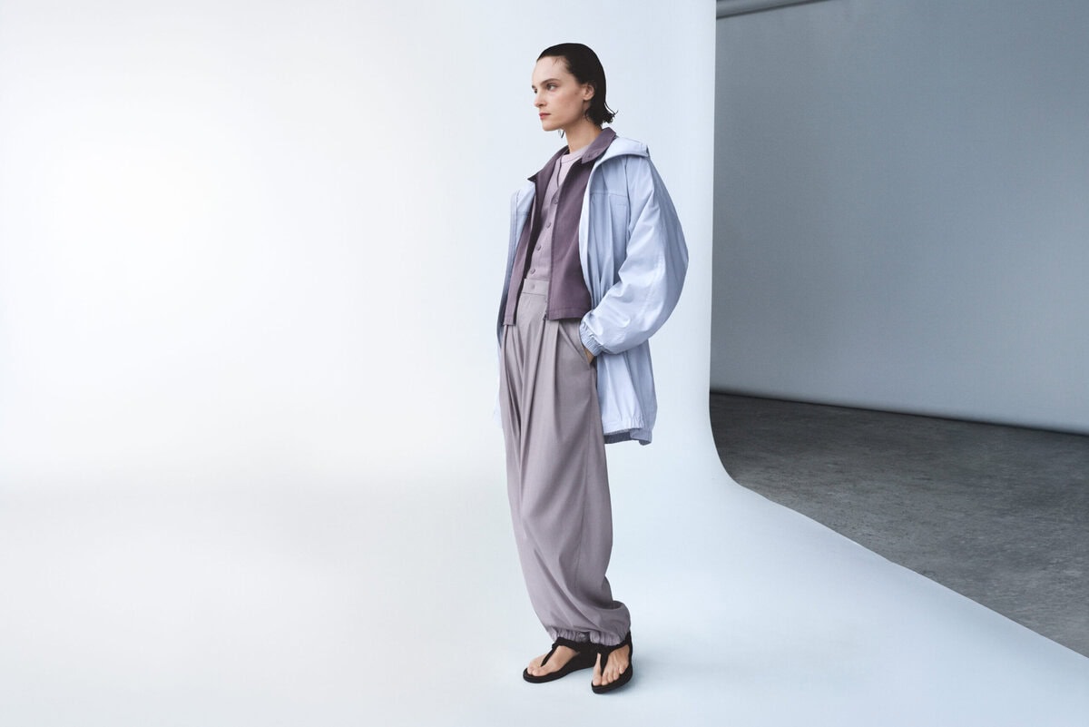 柔らかなシルエットのウィメンズのシアーパーカは撥水・UV カット機能を兼ね備えている。イージーギャザーパンツは空気を含む美しいドレープが特徴となっている。