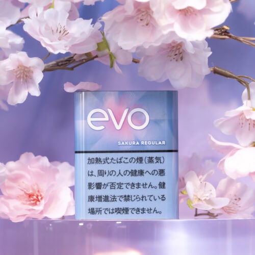 「エボ・サクラ・レギュラー」を始め、エボシリーズは全てのPloomデバイスで使用可能。たばこスティック20本入り。4月6日より全国のコンビニエンスストア及び一部たばこ販売店等にて発売。価格は580円（税込）