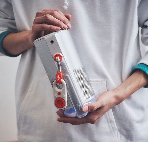 Aladdin XのモバイルプロジェクターAladdin Poca