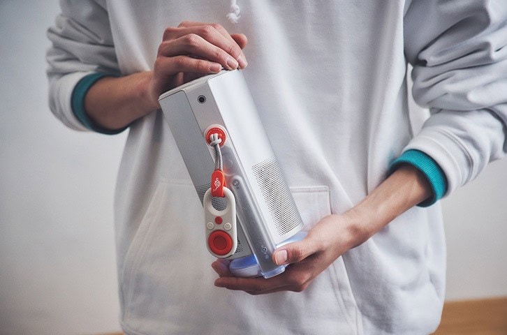 Aladdin XのモバイルプロジェクターAladdin Poca